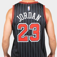 Thumbnail for Michael Jordan Chicago Bulls 97/98 – la dernière danse